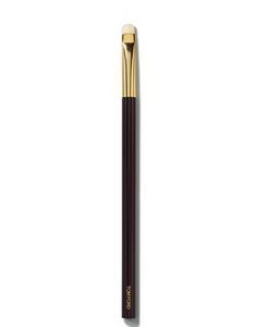 Eyeliner and definer brush